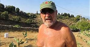 Joaquín Cabrera nos enseña la variedades de chumbos que cultiva en su finca de La Herradura