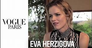 Video Exclusive : Le Top Eva Herzigova livre ses secrets beauté à Vogue Paris et Dior