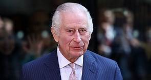 El rey Carlos regresa a sus funciones públicas en una visita a un centro por tratamiento del cáncer