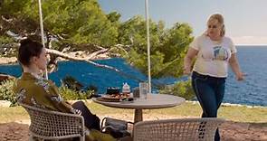 Primeras imágenes de 'The Hustle', película rodada en Mallorca con Anne Hathaway