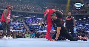 Roman Reigns ataca a Jey Uso con un golpe bajo - WWE Smackdown 07/07/2023 (En Español)