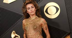Miley Cyrus deslumbra en los Grammy con un atuendo de oro