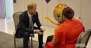 Harry torna a Londra, il principe incontra i bambini malati
