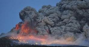 火山噴火の瞬間！新燃岳「噴出す火山弾」霧島連山 lightning japan mount Shinmoedake volcano 火口