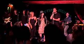 David Duchovny, Gillian Anderson, and Madeleine Martin singing