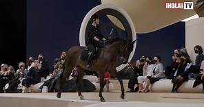 Carlota Casiraghi llegó a caballo en el desfile Chanel Alta Costura 2022 en París | ¡HOLA! TV