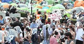 Manifestantes na Universidade Columbia desafiam ultimato para desmontar acampamento | AFP