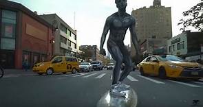 萬聖節妝扮穿上街  銀色衝浪手現身紐約街頭 - 國際 - 自由時報電子報