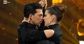 Il sensuale tango argentino di Wanda Nara e Pasquale La Rocca a Ballando con le stelle