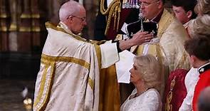 El arzobispo de Canterbury coloca la corona a la reina consorte Camila