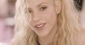 Shakira - Me Enamoré (Official Music Video)