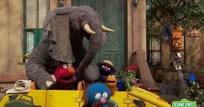 Sesame Street: Elmo Loves Animals Preview