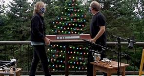 Phish's Trey Anastasio, Page McConnell Surprise Fans With 'December' Performance