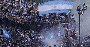 Argentina, atterrato l'aereo della nazionale campione del mondo. Grande festa in tutto il Paese
