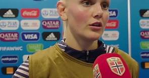 Karina Sævik serverte Isabell Herlovsen... - Fotballandslaget