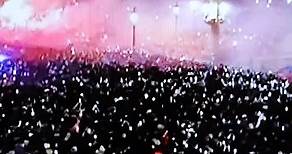 La communion entre les supporters et les joueurs de l'Equipe de France 🇨🇵à la Concorde pour leur parcours à la Coupe du monde. Pas d'étoile mais dans notre ❤️ Merci ! #coupedumonde #coupedumonde2022 #equipedefrance #lesbleus #concorde #foot #football