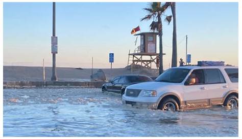 Streets flood in Newport Beach as region faces high tide, elevated surf | KTLA