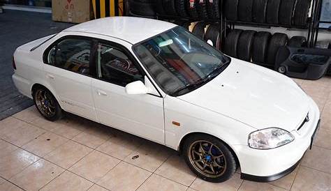 Someone is trying to sell a 2000 Honda Civic SiR for PhP 2.45 million