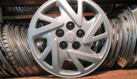 one genuine 2000 to 2005 Pontiac Sunfire bolt on 14 inch hubcap wheel