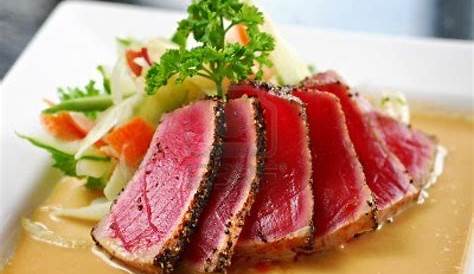what does raw tuna look like