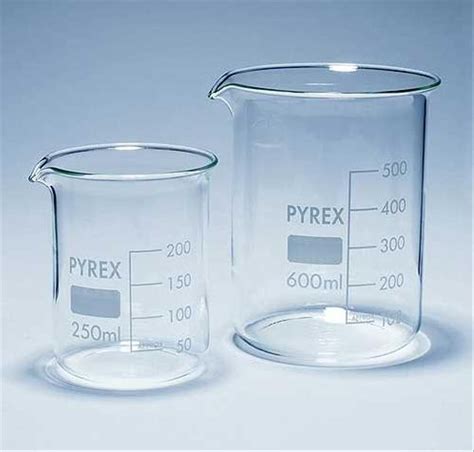 Mencampur dan Mengamati Reaksi Kimia pada Praktikum dengan Gelas Beaker 500 ml