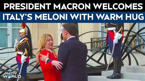 Emmanuel Macron greets Giorgia Meloni with a kiss ahead of Hormuz meeting