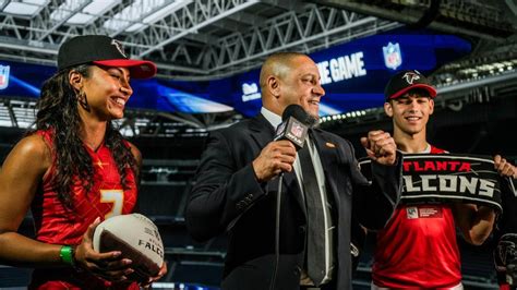 Roberto Carlos anuncia desde el Bernabéu la elección de los Falcons en ...