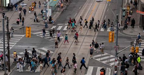 Canadian population saw 2nd straight drop as 2025 ended: StatCan ...