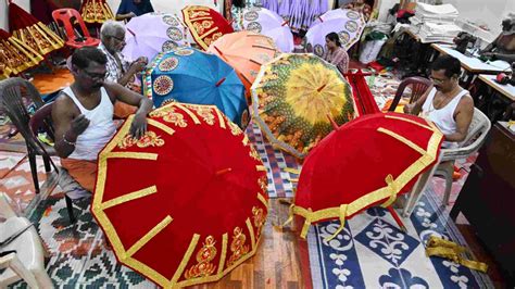 കുടമാറ്റപ്പൂരത്തിന് അണിയറയില്‍ ആയിരത്തോളം കുടകള്‍ | Dailyhunt