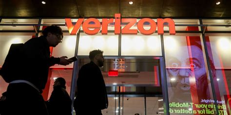 Verizon Adds Wireless Subscribers in First Full Quarter Under New CEO - WSJ