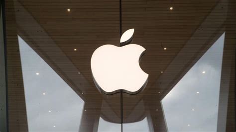Apple on EU radar again: Tech giant risks fresh charges over App Store ...
