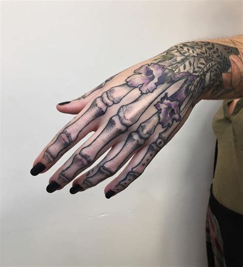 13 espeluznantes tatuajes de huesos en las manos que te pondrán la piel ...