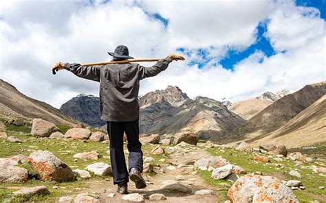 Sadhguru Quotes - यह जीवन का स्वभाव है कि वो एक संभावना से दूसरी की ओर ...