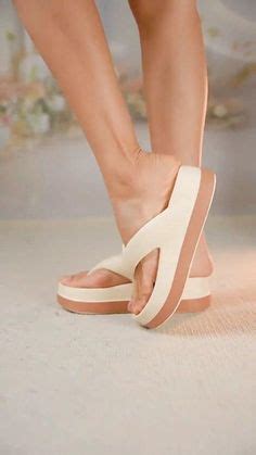 Pin af Ֆիլիպ Չարնուշևիչ på Women’s flip flops ( shoes + outfits )