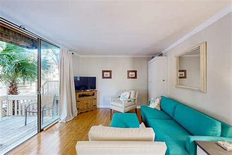 Charming condo near Coligny Beach Plaza + private beach access | 1 Bed ...