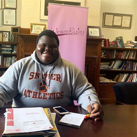 new jersey teen gets accepted into 17 colleges after being homeless