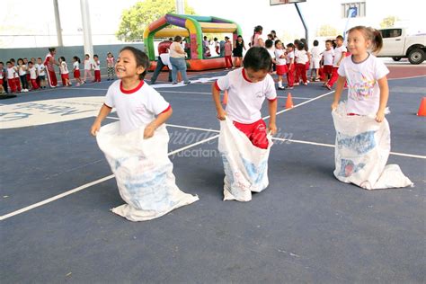 Pasatiempos tradicionales de la cultura mexicana. Niños de la escuela "Zamná" se divierten con juegos ...