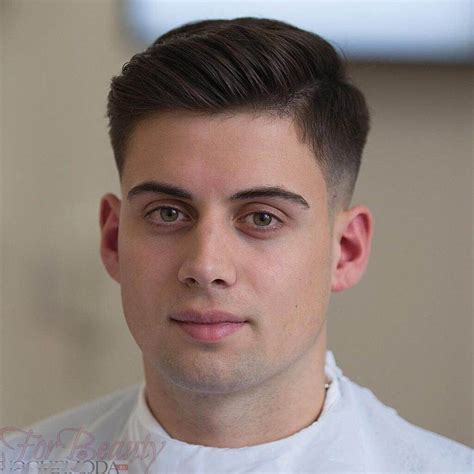 This is a great haircut for guys that have thick hair and want to keep things clean and fresh. Frisuren 2021 Kurz Männer