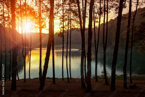 Stockfoto Beautiful Sun Rising Skies At Pang Ung Water Reservoir Lake