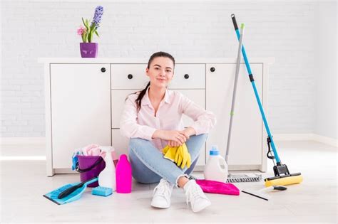 Mujer Limpiando Su Casa Foto Gratis