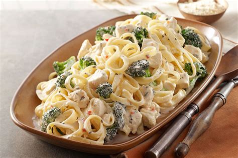 Una manera distinta de cocerlo es salteado en manteca ( podes cocerlo al vapor y luego saltearlo).te doy una receta riquísima? Easy Chicken & Broccoli Alfredo - Kraft Recipes