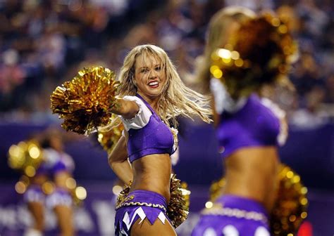 27 Photos Of The Beautiful NFL Cheerleading Squads Minnesota Vikings