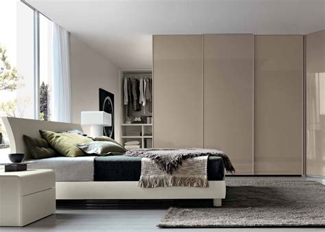 Qui, in entrambi i casi, il minimalismo delle strutture si staglia. Camere da letto Frosinone | Camere Matrimoniali classiche o moderne