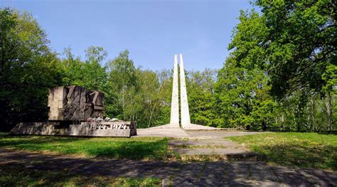 Pamätník Ii Svetovej Vojny Skároš Informácie Slovenský Cestovateľ
