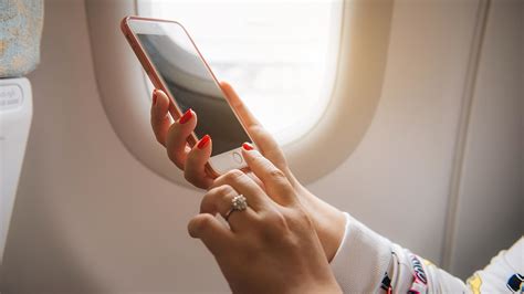 Nainen jätti puhelimensa lentokoneeseen järkyttyi parin päivän päästä