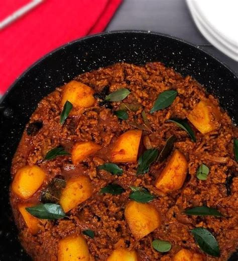 It is then cooked on a bed of tomato sauce. Mince Curry with Potatoes | Recipe | Curry, Masala recipe ...