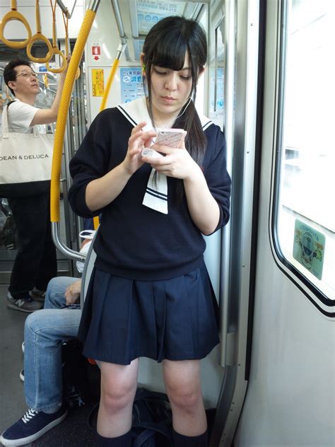 画像満員電車で女子高生にこっそり近づいて匂い嗅ぎやつwww JKちゃんねる 女子高生画像サイト