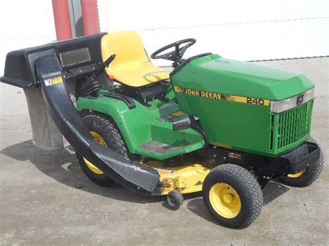John Deere 240 Lawn Tractor With Bagger Le April Consignments 6 K Bid