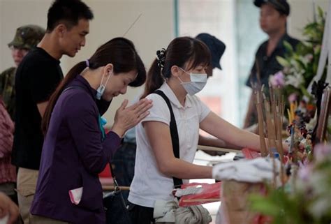 Transasia Flight Ge222 Taiwan Plane Crash Survivor Crawls Out Phones