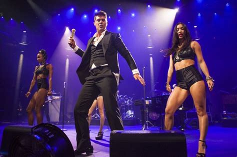 Hey Hey Hey Robin Thicke Parties With His Girls During A Performance At The 2013 Itunes